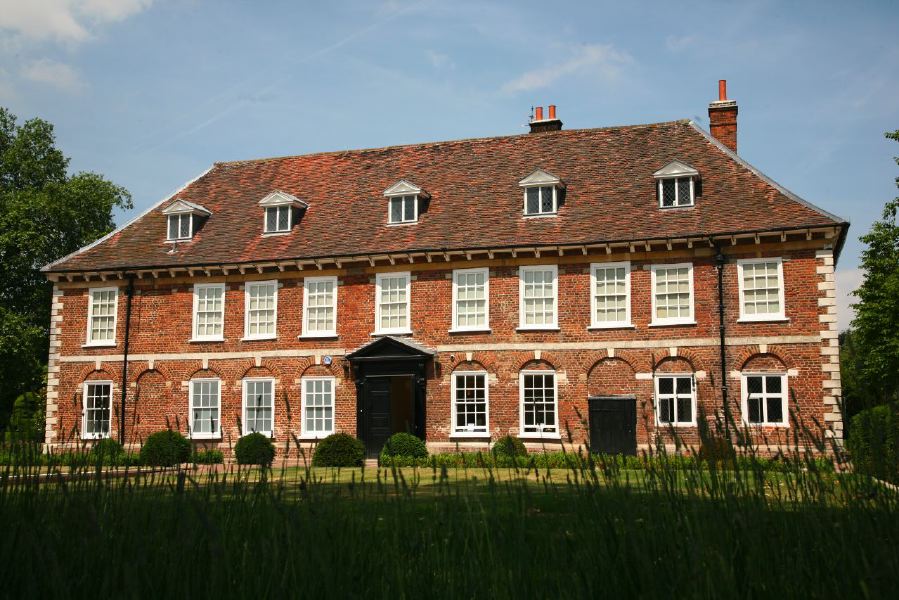Topiary gardens, rose gardens, formal gardens and parkland around a Medieval Manor House