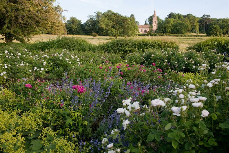 Beautiful Georgian red brick country house with a ballroom, great hall, saloon, library and picturesque gardens and farmland