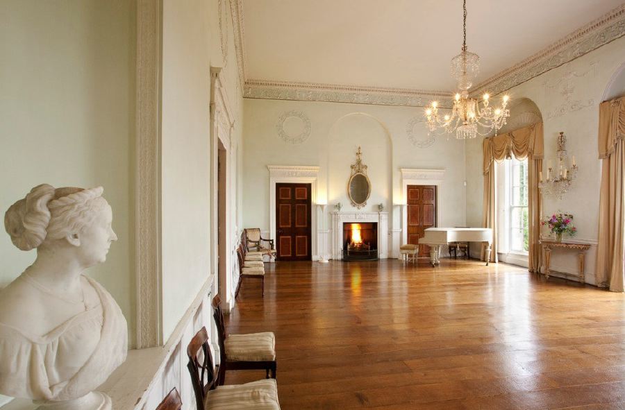 Beautiful Georgian red brick country house with a ballroom, great hall, saloon, library and picturesque gardens and farmland