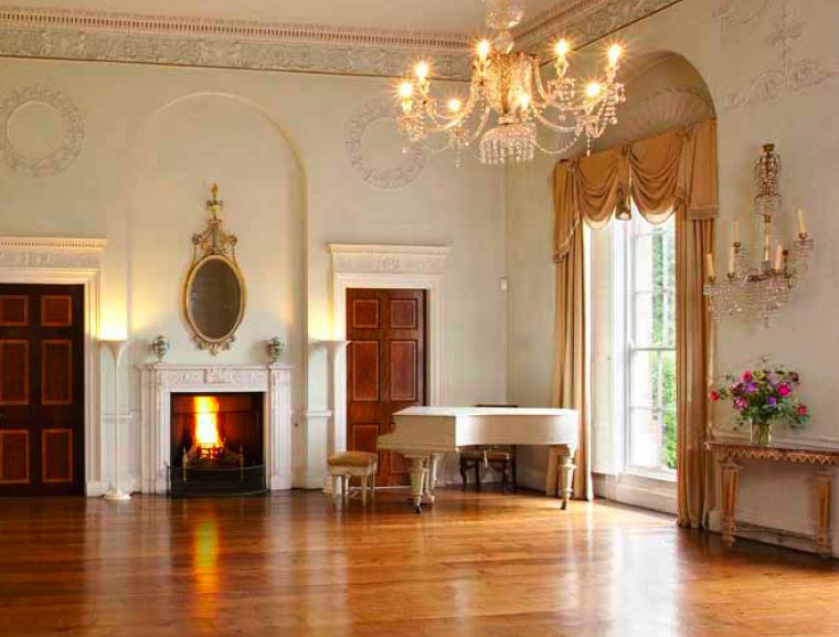 Beautiful Georgian red brick country house with a ballroom, great hall, saloon, library and picturesque gardens and farmland