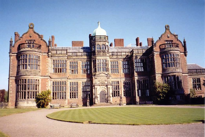 A converted Jacobean mansion house with amazing facilities including music, film and dance studios, retro diner, halls and conference rooms. The house also sleeps up to 87.