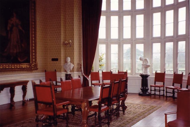 A converted Jacobean mansion house with amazing facilities including music, film and dance studios, retro diner, halls and conference rooms. The house also sleeps up to 87.