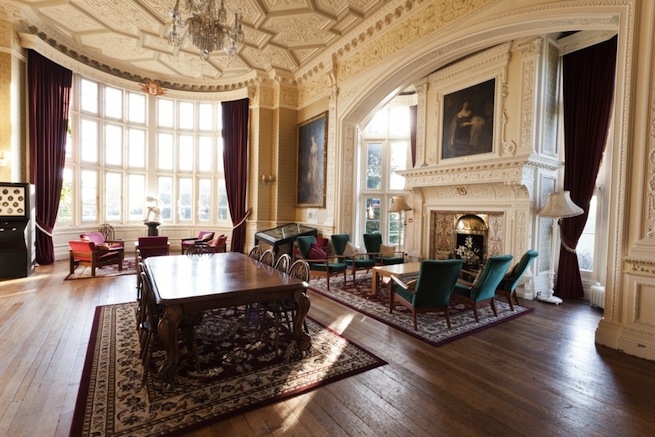 A converted Jacobean mansion house with amazing facilities including music, film and dance studios, retro diner, halls and conference rooms. The house also sleeps up to 87.