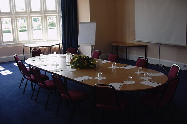 A converted Jacobean mansion house with amazing facilities including music, film and dance studios, retro diner, halls and conference rooms. The house also sleeps up to 87.
