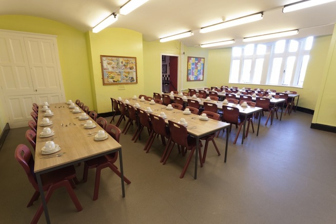 A converted Jacobean mansion house with amazing facilities including music, film and dance studios, retro diner, halls and conference rooms. The house also sleeps up to 87.