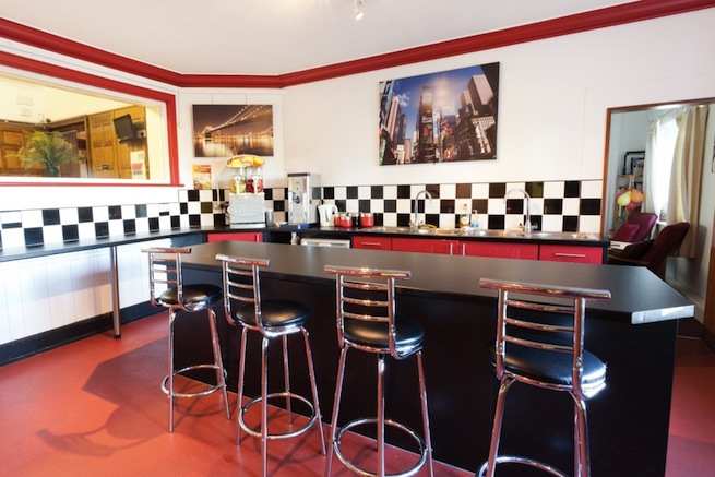 A converted Jacobean mansion house with amazing facilities including music, film and dance studios, retro diner, halls and conference rooms. The house also sleeps up to 87.