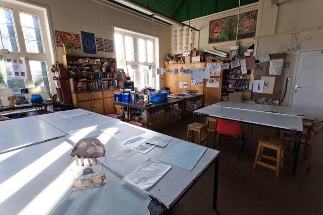 A converted Jacobean mansion house with amazing facilities including music, film and dance studios, retro diner, halls and conference rooms. The house also sleeps up to 87.