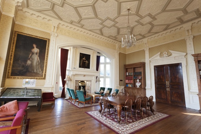 A converted Jacobean mansion house with amazing facilities including music, film and dance studios, retro diner, halls and conference rooms. The house also sleeps up to 87.