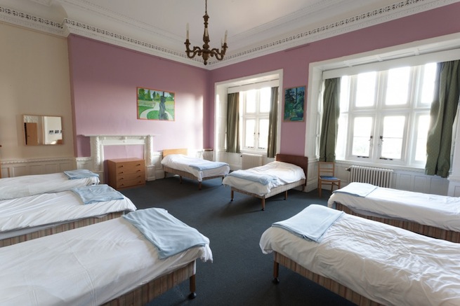A converted Jacobean mansion house with amazing facilities including music, film and dance studios, retro diner, halls and conference rooms. The house also sleeps up to 87.
