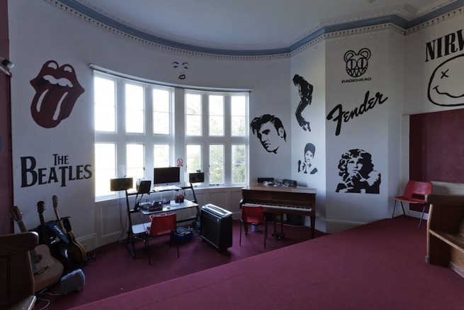 A converted Jacobean mansion house with amazing facilities including music, film and dance studios, retro diner, halls and conference rooms. The house also sleeps up to 87.