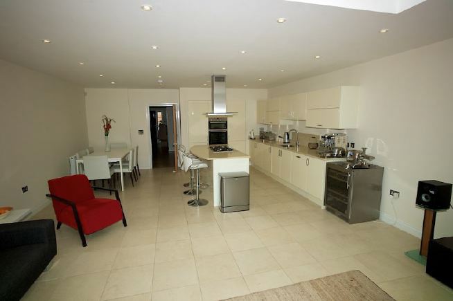 Contemporary clean lined kitchen, with central island hob.