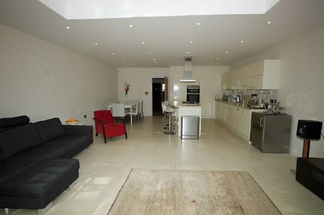 Contemporary clean lined kitchen, with central island hob.