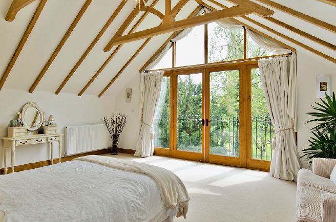 Modernised 17th/ 18th century coach house in 1.7 acres.