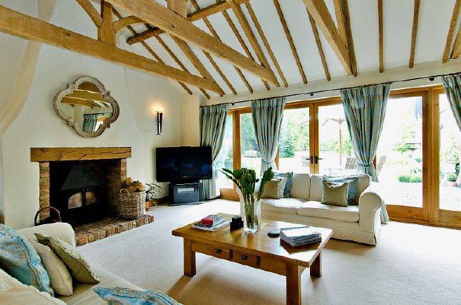 Modernised 17th/ 18th century coach house in 1.7 acres.