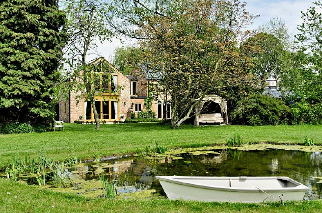 Modernised 17th/ 18th century coach house in 1.7 acres.