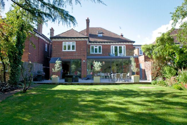 A contemporary and spacious 6 bedroomed family home open plan kitchen/ living / dining area and lovely 160ft garden/ paved area.