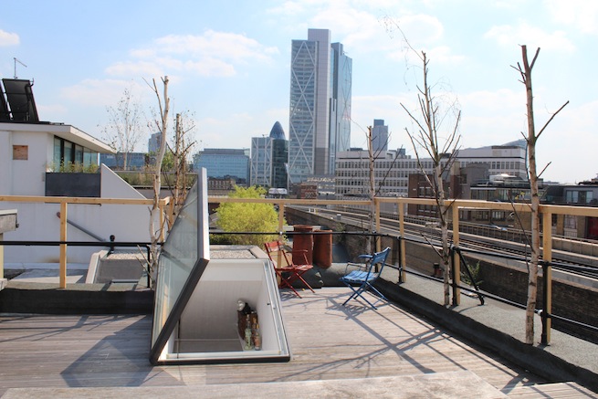 A beautiful 1930's converted warehouse with exposed brick work,wooden floors and floor to ceiling windows. Also has a roof terrace with amazing views of the London skyline.