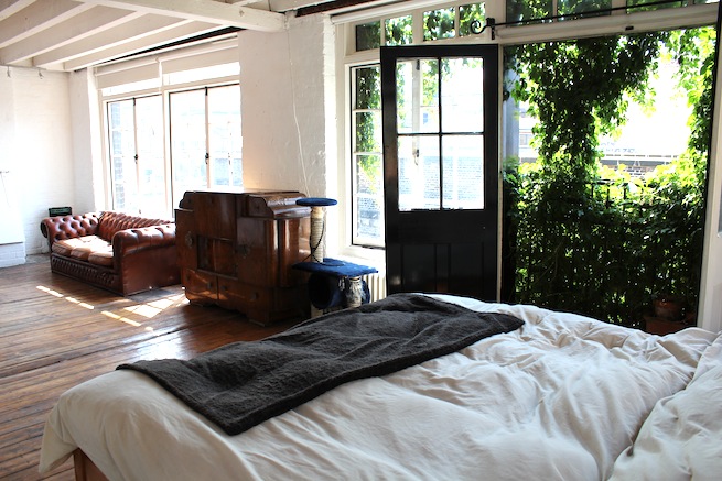 A beautiful 1930's converted warehouse with exposed brick work,wooden floors and floor to ceiling windows. Also has a roof terrace with amazing views of the London skyline.