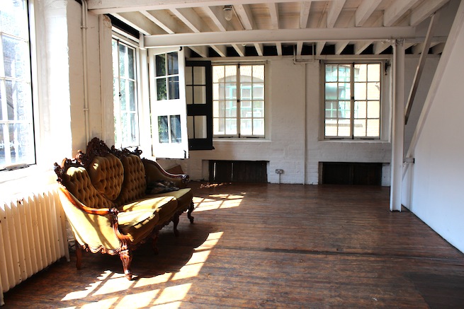 A beautiful 1930's converted warehouse with exposed brick work,wooden floors and floor to ceiling windows. Also has a roof terrace with amazing views of the London skyline.