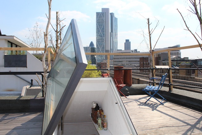 A beautiful 1930's converted warehouse with exposed brick work,wooden floors and floor to ceiling windows. Also has a roof terrace with amazing views of the London skyline.