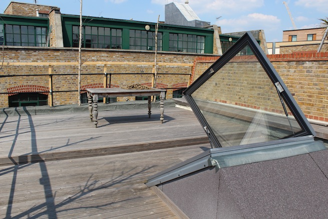 A beautiful 1930's converted warehouse with exposed brick work,wooden floors and floor to ceiling windows. Also has a roof terrace with amazing views of the London skyline.