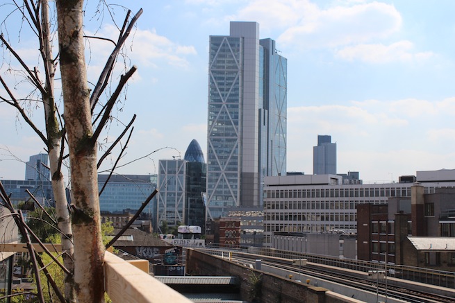 A beautiful 1930's converted warehouse with exposed brick work,wooden floors and floor to ceiling windows. Also has a roof terrace with amazing views of the London skyline.