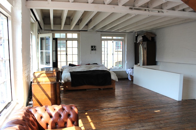 A beautiful 1930's converted warehouse with exposed brick work,wooden floors and floor to ceiling windows. Also has a roof terrace with amazing views of the London skyline.