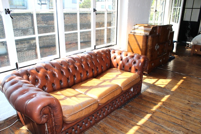 A beautiful 1930's converted warehouse with exposed brick work,wooden floors and floor to ceiling windows. Also has a roof terrace with amazing views of the London skyline.