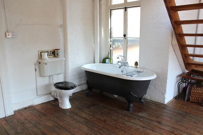 A beautiful 1930's converted warehouse with exposed brick work,wooden floors and floor to ceiling windows. Also has a roof terrace with amazing views of the London skyline.