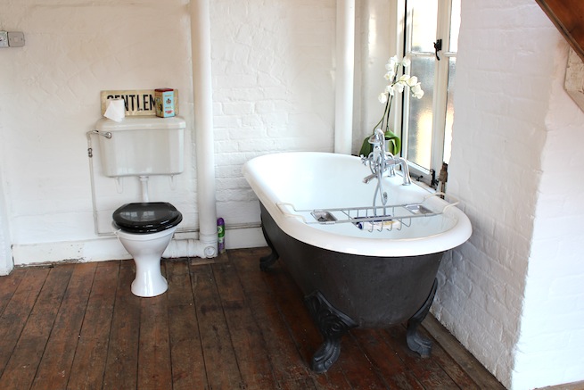 A beautiful 1930's converted warehouse with exposed brick work,wooden floors and floor to ceiling windows. Also has a roof terrace with amazing views of the London skyline.