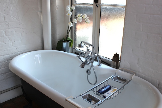 A beautiful 1930's converted warehouse with exposed brick work,wooden floors and floor to ceiling windows. Also has a roof terrace with amazing views of the London skyline.