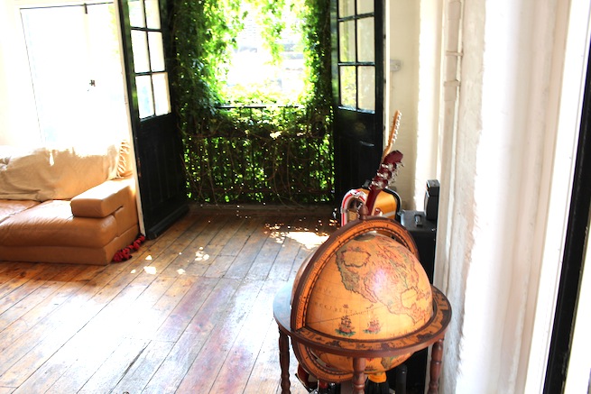 A beautiful 1930's converted warehouse with exposed brick work,wooden floors and floor to ceiling windows. Also has a roof terrace with amazing views of the London skyline.