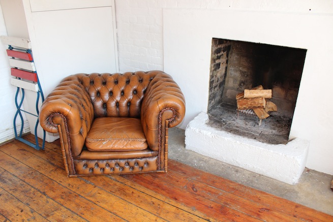 A beautiful 1930's converted warehouse with exposed brick work,wooden floors and floor to ceiling windows. Also has a roof terrace with amazing views of the London skyline.