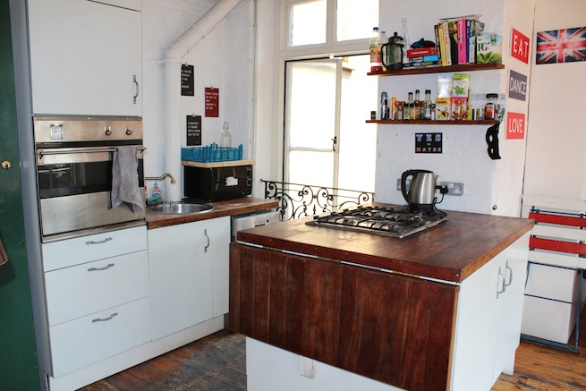 A beautiful 1930's converted warehouse with exposed brick work,wooden floors and floor to ceiling windows. Also has a roof terrace with amazing views of the London skyline.