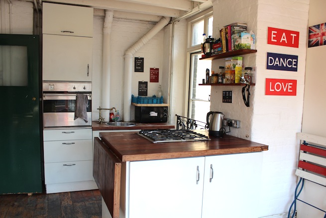 A beautiful 1930's converted warehouse with exposed brick work,wooden floors and floor to ceiling windows. Also has a roof terrace with amazing views of the London skyline.
