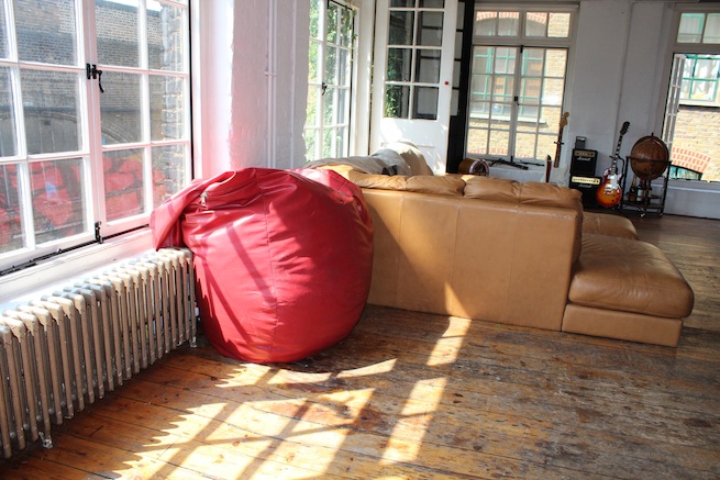 A beautiful 1930's converted warehouse with exposed brick work,wooden floors and floor to ceiling windows. Also has a roof terrace with amazing views of the London skyline.