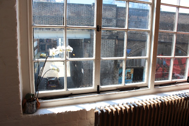 A beautiful 1930's converted warehouse with exposed brick work,wooden floors and floor to ceiling windows. Also has a roof terrace with amazing views of the London skyline.