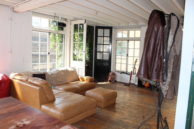 A beautiful 1930's converted warehouse with exposed brick work,wooden floors and floor to ceiling windows. Also has a roof terrace with amazing views of the London skyline.