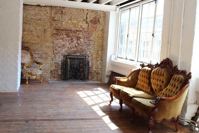 A beautiful 1930's converted warehouse with exposed brick work,wooden floors and floor to ceiling windows. Also has a roof terrace with amazing views of the London skyline.