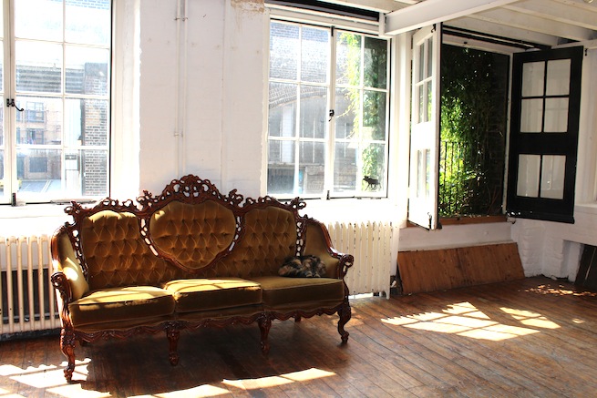 A beautiful 1930's converted warehouse with exposed brick work,wooden floors and floor to ceiling windows. Also has a roof terrace with amazing views of the London skyline.
