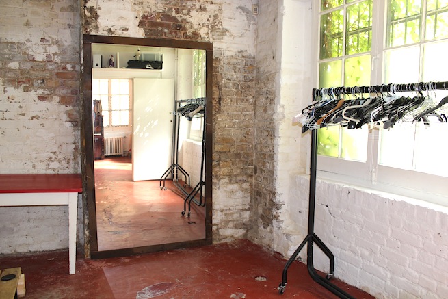 A beautiful 1930's converted warehouse with exposed brick work,wooden floors and floor to ceiling windows. Also has a roof terrace with amazing views of the London skyline.