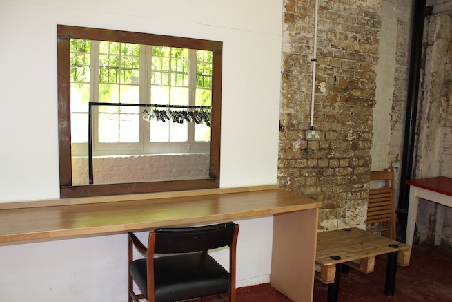 A beautiful 1930's converted warehouse with exposed brick work,wooden floors and floor to ceiling windows. Also has a roof terrace with amazing views of the London skyline.