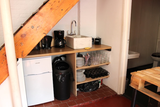 A beautiful 1930's converted warehouse with exposed brick work,wooden floors and floor to ceiling windows. Also has a roof terrace with amazing views of the London skyline.