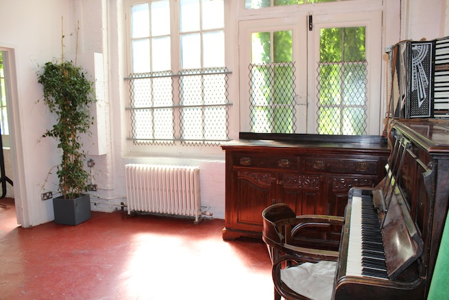 A beautiful 1930's converted warehouse with exposed brick work,wooden floors and floor to ceiling windows. Also has a roof terrace with amazing views of the London skyline.