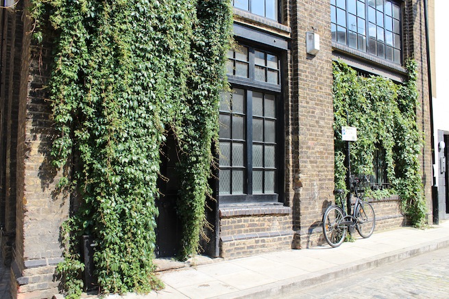 A beautiful 1930's converted warehouse with exposed brick work,wooden floors and floor to ceiling windows. Also has a roof terrace with amazing views of the London skyline.