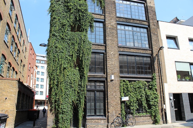 A beautiful 1930's converted warehouse with exposed brick work,wooden floors and floor to ceiling windows. Also has a roof terrace with amazing views of the London skyline.