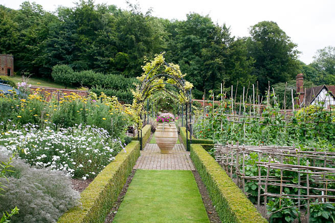 Walled garden in a historic country estate. NOTE: Noise from nearby main road.