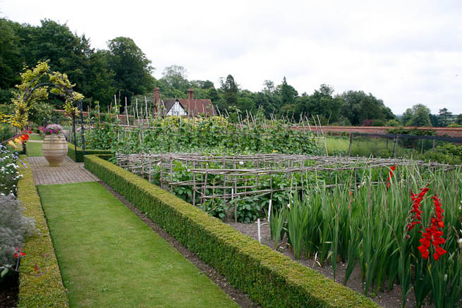 Walled garden in a historic country estate. NOTE: Noise from nearby main road.