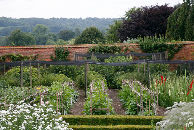 Walled garden in a historic country estate. NOTE: Noise from nearby main road.