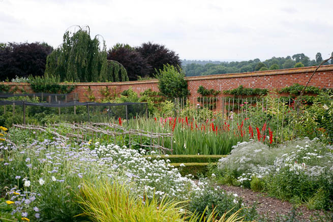 Walled garden in a historic country estate. NOTE: Noise from nearby main road.